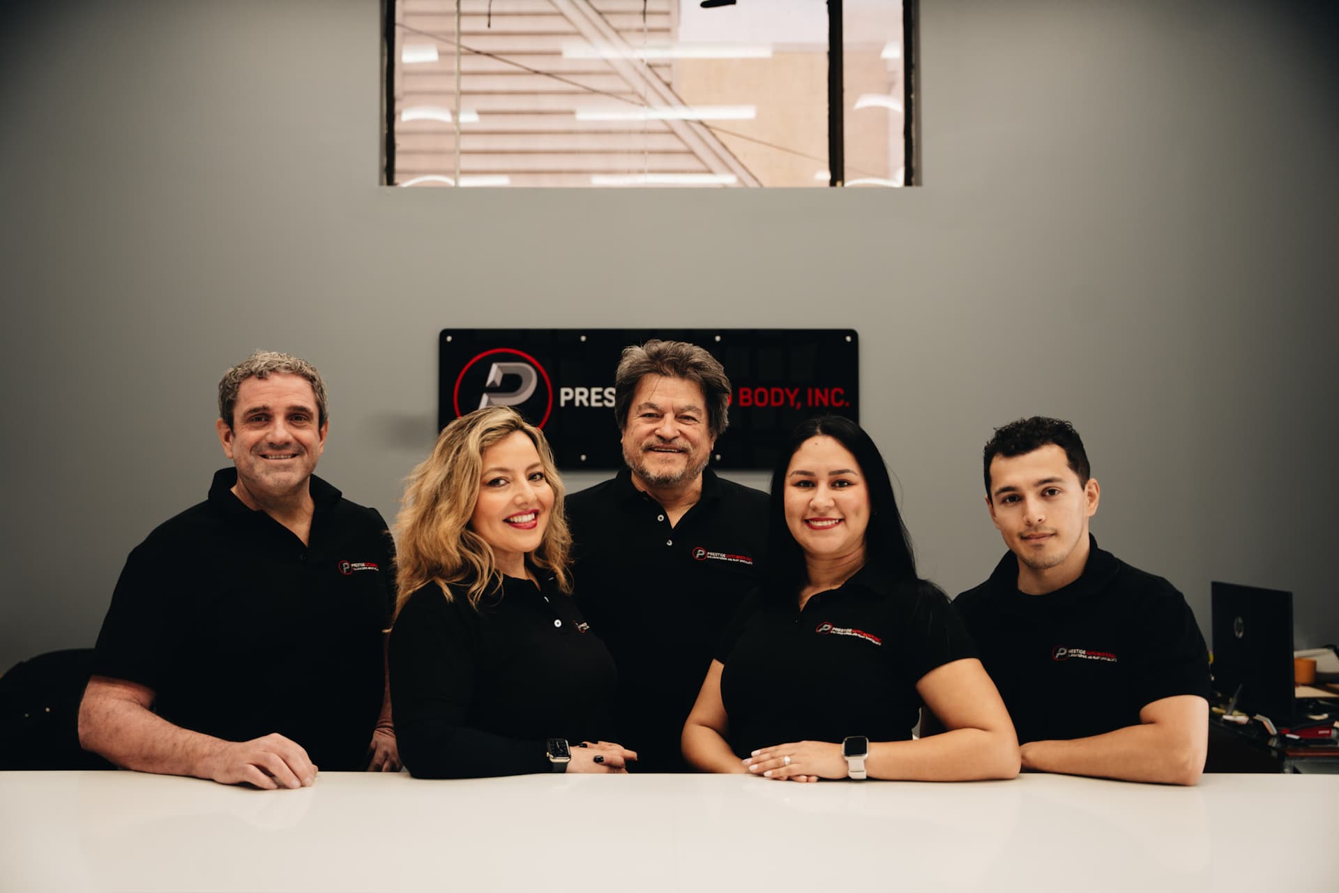 Reparación Completa de Carrocería — Abolladuras, Trabajo Estructural, Pintura y Más Equipo de Prestige Auto Body: Especialistas en reparación de colisiones y asesores de servicio certificados en Silver Spring, Maryland.